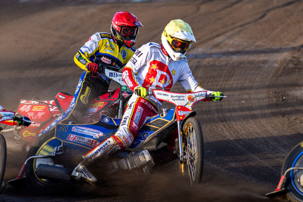 Västervik, SVERIGE - 14 maj 2024:
Västervik Max Fricke Rospiggarna Victor Palovaara  under matchen i BAUHAUS-ligan mellan Västervik och Rospiggarna på Hejla Arena den 14 maj i Västervik
( Foto: Peter Holm / SarnehedPhoto )  Nyckelord Keywords: Speedway, BAUHAUS-ligan, Västervik, Rospiggarna