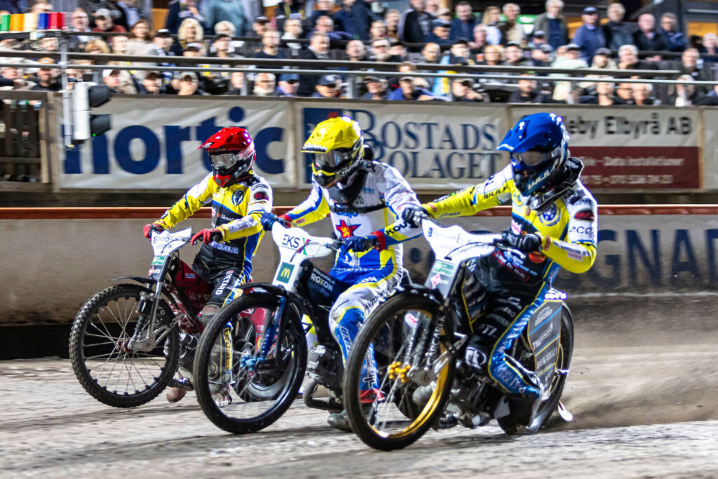 Västervik, SVERIGE - 3 september 2024:
Västervik Max Fricke Dackarna Timo Lahti Västervik Mads Hansen  under matchen i BAUHAUS-ligan mellan Västervik och Dackarna på Hejla arena den 3 september i Västervik
( Foto: Peter Holm / SarnehedPhoto )  Nyckelord Keywords: Speedway, BAUHAUS-ligan, Västervik, Dackarna