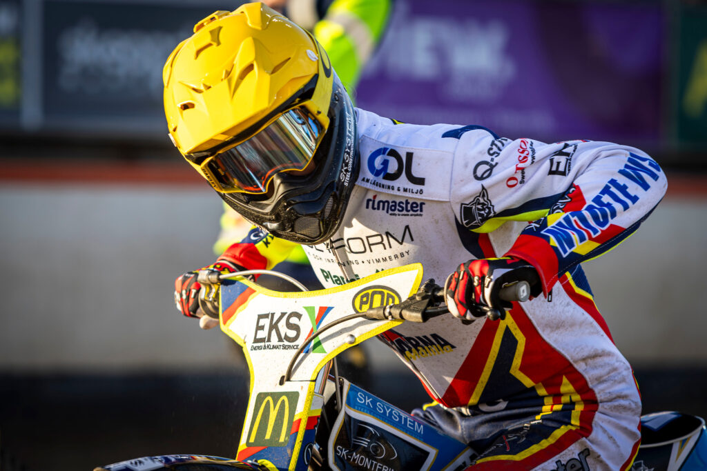 Västervik, SVERIGE - 13 maj 2025:
Dackarna Frederik Jakobsenn  under matchen i BAUHAUS-ligan mellan Västervik och Dackarna på Hejla Arena den 13 maj i Västervik
( Foto: Peter Holm / SarnehedPhoto )  Nyckelord Keywords: Speedway, BAUHAUS-ligan, Västervik, Dackarna