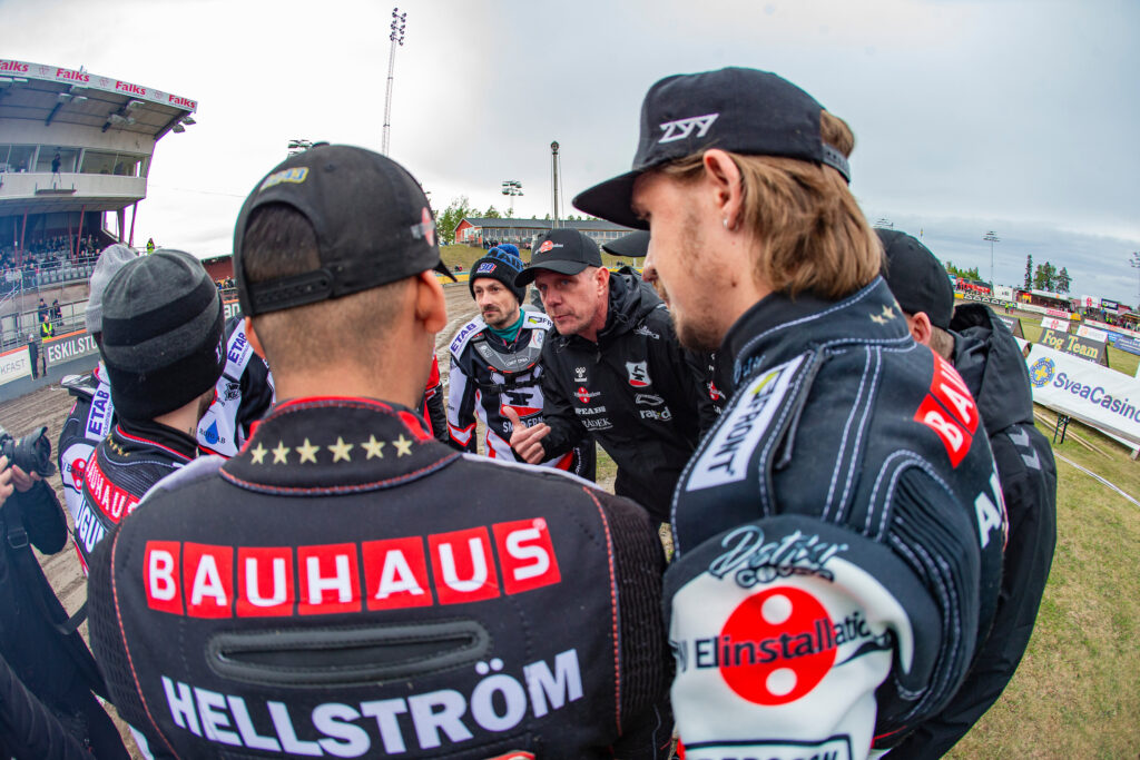 Eskilstuna, SVERIGE - 20 maj 2025 : Smedernas lagledare Jerker Eriksson under speedwaymatchen i Bauhausligan mellan Smederna och Indianerna på Eskilstuna Motorstadion den 20 maj 2025 i Eskilstuna ( Foto: Emil Särnehed / SarnehedPhoto )  Nyckelord Keywords: Speedway, Bauhausligan, Smederna, Indianerna, ESS, Elitserien, Elitspeedway, ***Betalbild***