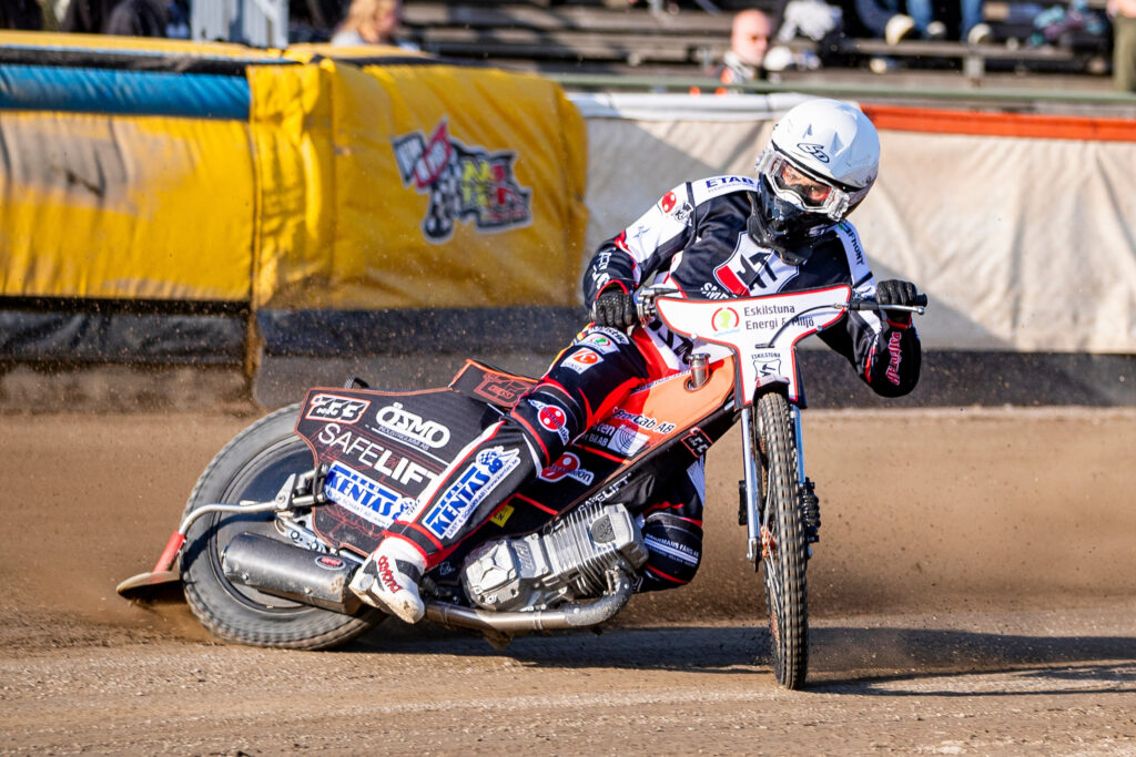 Norrköping, SVERIGE - 3 juni 2025 :Smedernas Kim Nilsson under speedwaymatchen i Bauhausligan mellan Vargarna och Smederna på Boardic Arena den 20 maj 2025 i Norrköping ( Foto: Emil Särnehed / SarnehedPhoto )  Nyckelord Keywords: Speedway, Bauhausligan, Vargarna, Smederna, ESS, Elitserien, Elitspeedway, ***Betalbild***