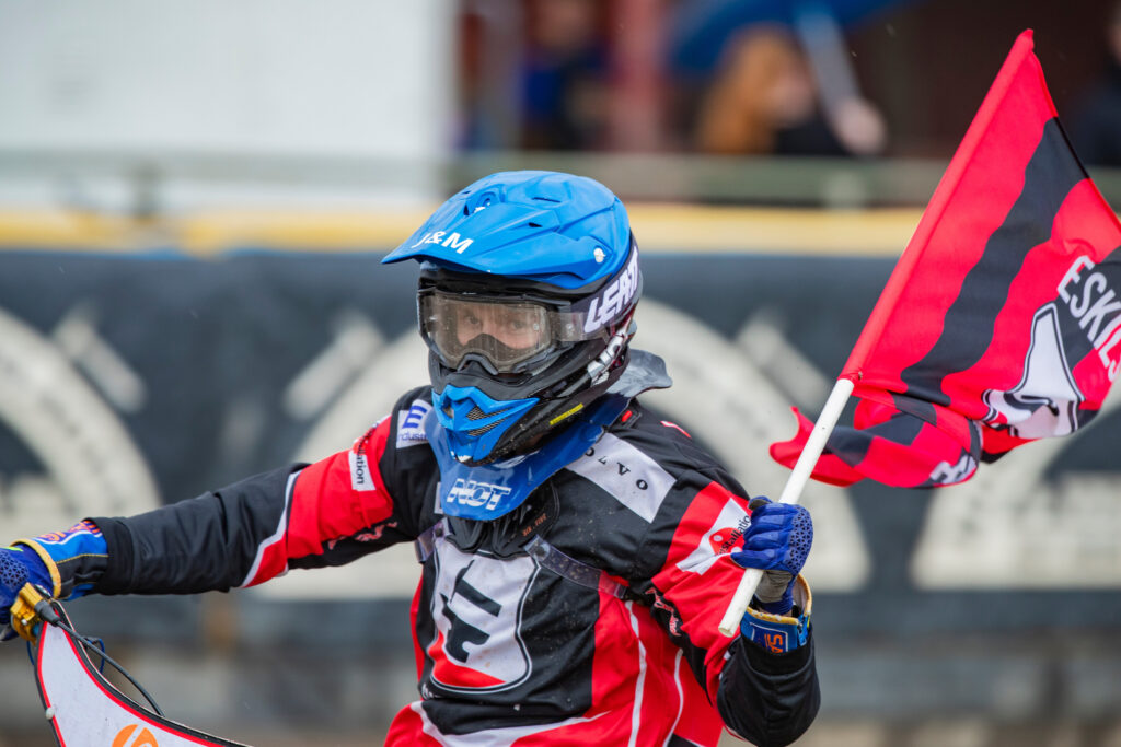 Eskilstuna, SVERIGE - 20 maj 2025 : Smedernas Mathias Pollestad under speedwaymatchen i Bauhausligan mellan Smederna och Indianerna på Eskilstuna Motorstadion den 20 maj 2025 i Eskilstuna ( Foto: Emil Särnehed / SarnehedPhoto )  Nyckelord Keywords: Speedway, Bauhausligan, Smederna, Indianerna, ESS, Elitserien, Elitspeedway, ***Betalbild***