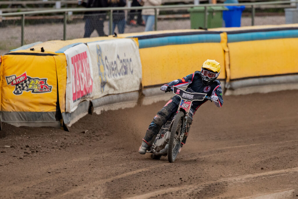 Eskilstuna, SVERIGE - 20 maj 2025 : Indianernas Luke Becker under speedwaymatchen i Bauhausligan mellan Smederna och Indianerna på Eskilstuna Motorstadion den 20 maj 2025 i Eskilstuna ( Foto: Emil Särnehed / SarnehedPhoto )  Nyckelord Keywords: Speedway, Bauhausligan, Smederna, Indianerna, ESS, Elitserien, Elitspeedway, ***Betalbild***